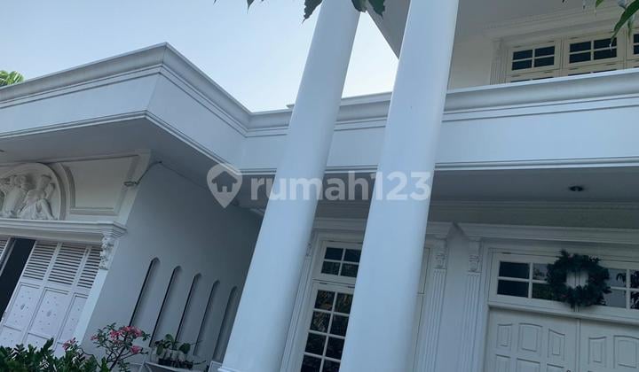 Rumah Dengan Kolam Renang Di Danau Bogor Raya. Shm