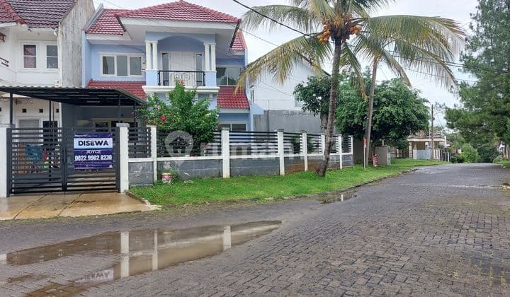 Disewakan Rumah 2 Lantai di Bukit Bogor Raya. Hoek. Siap Huni