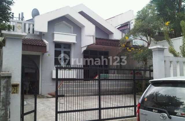 Rumah Bagus 2 Lantai dengan Parkiran Luas di Villa Duta. SHM