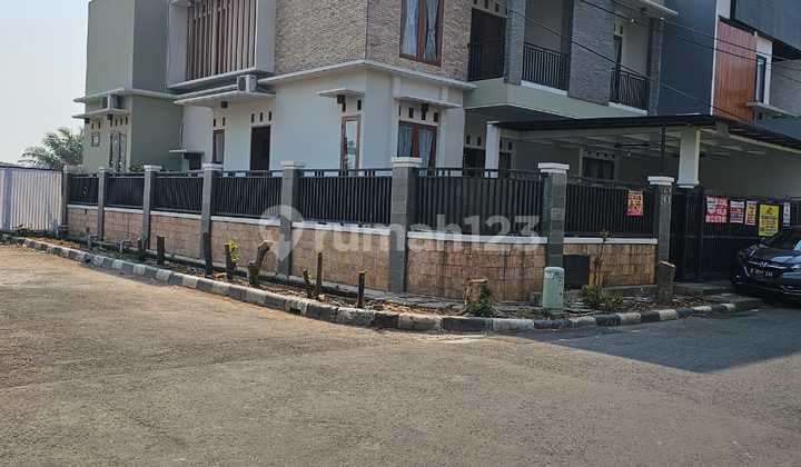 Dijual.rumsh Hoek 2 Lantai Siap Huni Baru di Metland Cakung Jakarta Timur