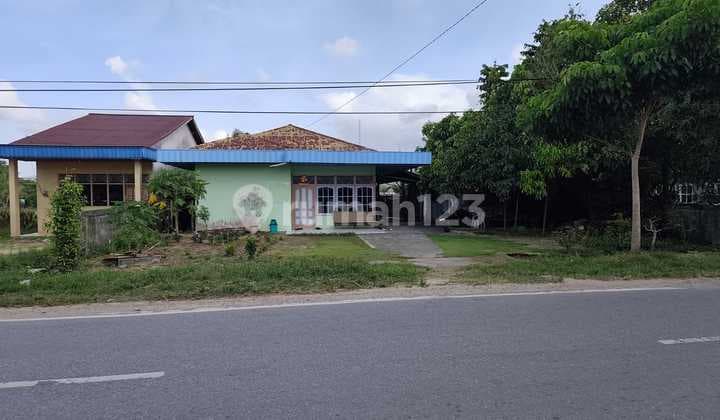 Dekat Singkawang Grand Mall, Jual Rumah Hitung Tanah Aja, Jalan Utama.