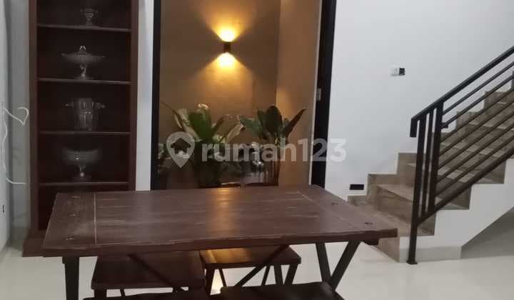 RUMAH 2 LANTAI BERLOKASI STRATEGIS DALAM KOMPLEK DI LEBAK BULUS, JAKSEL