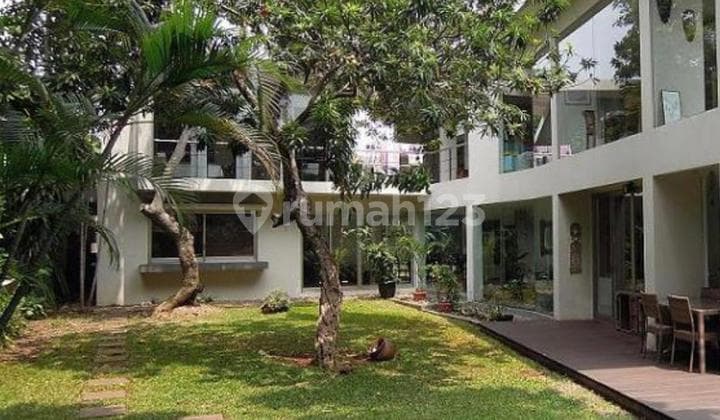 Rumah dengan Pendopo Berhalaman Sangat Luas Dng Swimming Pool