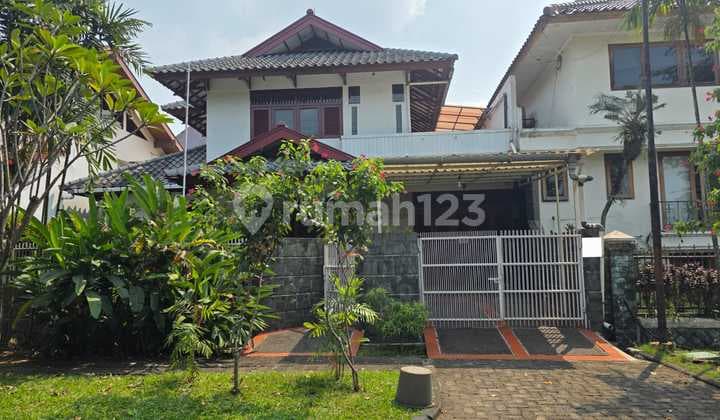 Rumah 2 Lantai Kokoh dan Asri Hadap Taman di Villa Cinere Mas
