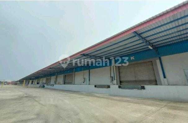 Large Warehouse for Rent in Marunda Center Industrial Area, Very Strategic Location for Logistics, Distribution, Export-Import, and E-Commerce Warehousing due to Proximity to Tanjung Priok Port.