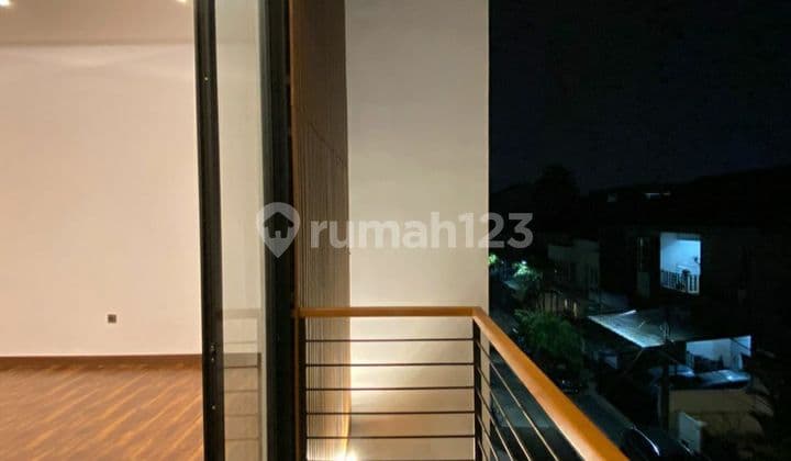 RUMAH MEWAH BRAND NEW 3.5 LANTAI BAGUS SIAP HUNI