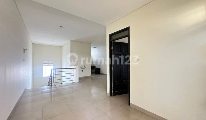 Shop House Suitable for Office or Business, Strategically Located in Embar