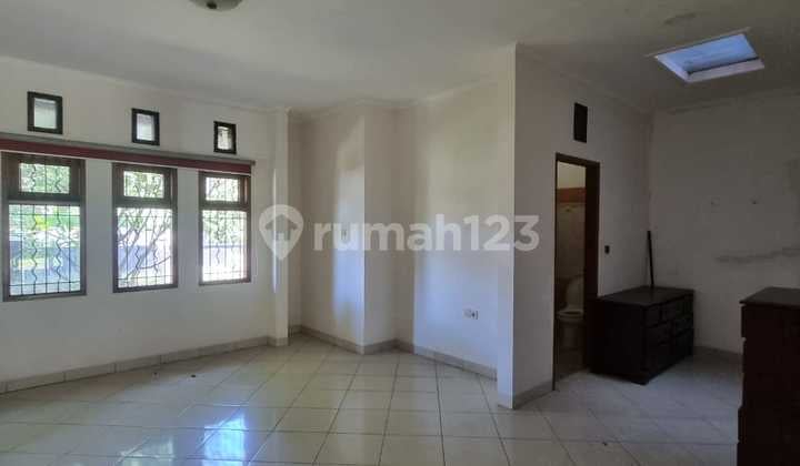Rumah Nyaman Hommy Desain Mediteranian Lokasi di Setra Duta