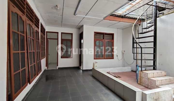 rumah nyaman modern lokasi di daerah setra sari