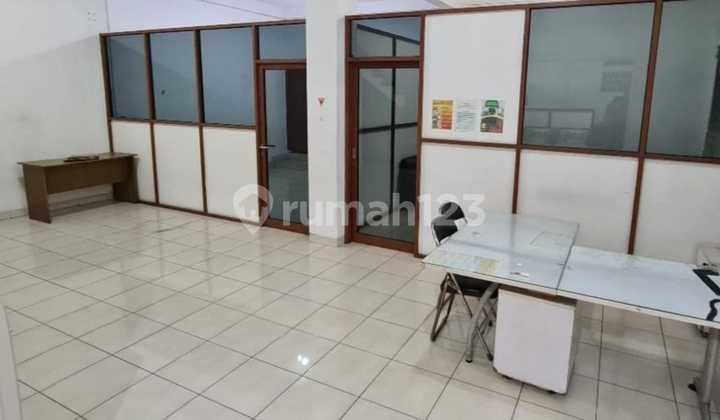 Bangunan untuk Kantor Lokasi di Sayap Setra Sari