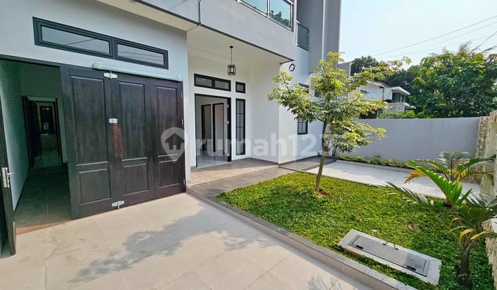 Luxurious House with Swimming Pool Griya Loka Bsd Good SHM