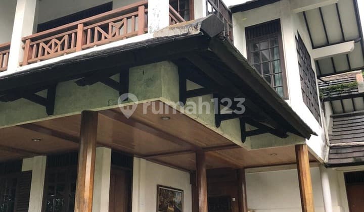 Villa Cantik dengan Kolam Renang di Ciwaruga, Setiabudi, Bandung