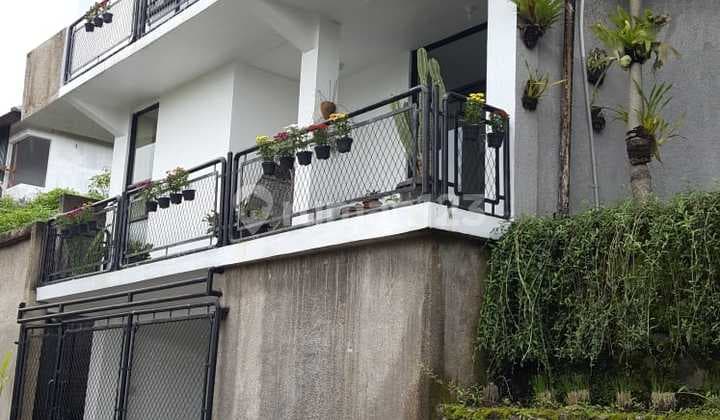 Rumah Mewah 4 Lantai dengan Rooftop di Cikutra