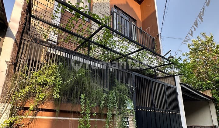 Rumah 3 Lantai Furnished Villa Santika Jaya, Selangkah Toll