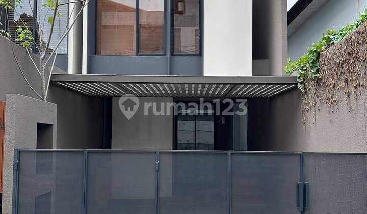 Rumah 3 Lantai Unfurnished Baru SHM di Kemang Utara, Kemang