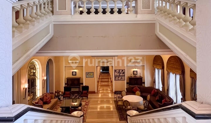 Rumah 2,5 Lantai Bagus Semi Furnished SHM di Kuningan, Jakarta Selatan