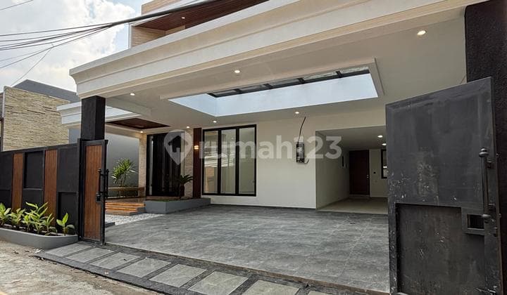 Rumah Baru, 2 Lantai, SHM, di Kebayoran Baru,