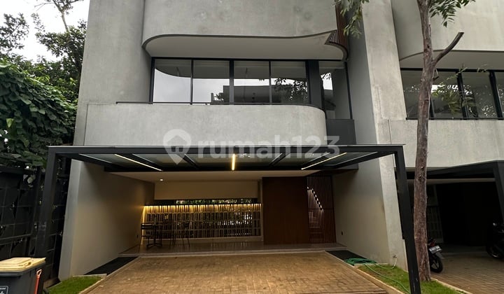 Rumah Baru Dalam Townhouse dengan Fasilitas Danau