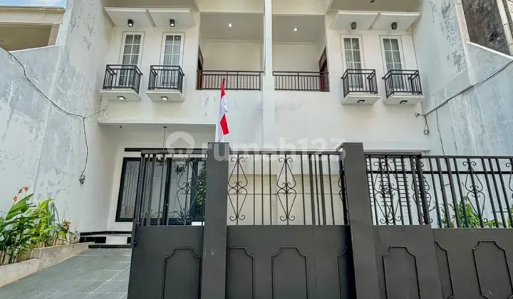 Rumah 3 Lantai Bagus Unfurnished SHM di Panglima Polim, Jakarta Selatan