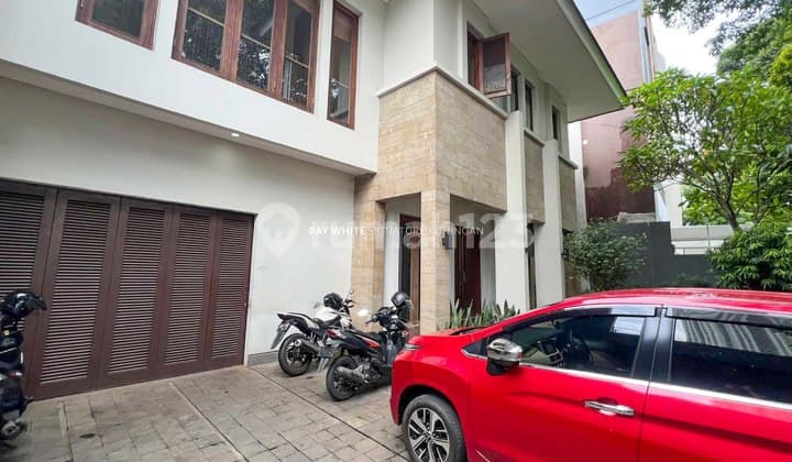 Nice House in Kebayoran Baru on Jl Kerinci VIII, Suitable for Residence