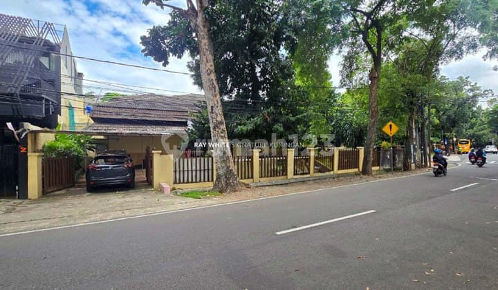 Old House in Front of Park Prime Area in Taman Pakubuwono