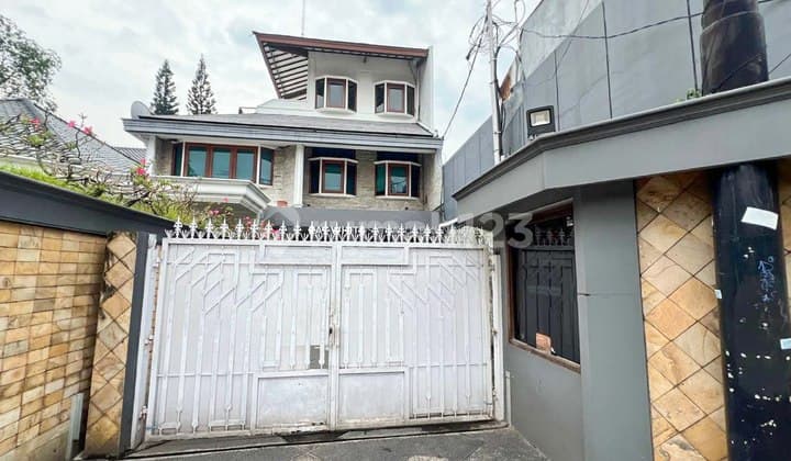 Disewakan Rumah 3 Lantai Layak Huni di Jl Kemang 1 Lokasi Prime
