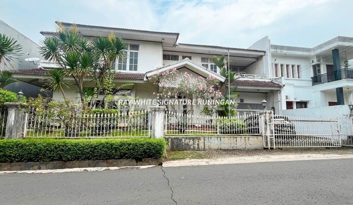 Rumah Tua Hitung Tanah di Komplek Deplu Jl Cendrawasih Ada Taman