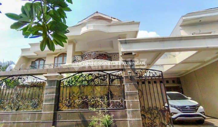 Rumah Siap Huni dengan Swimming Pool di Jl Dwijaya 2 Radio Dalam