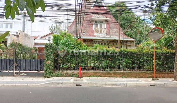 Rumah Bangunan Lama di Jl Kertasono Menteng