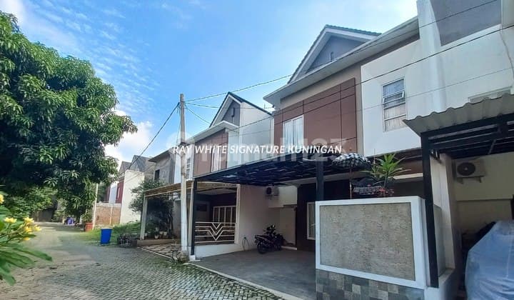 Nice Condition House in The Royal East Cipayung