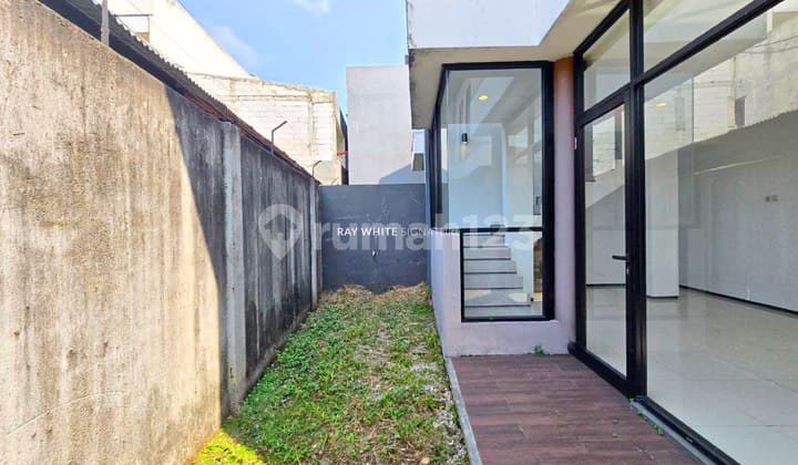 Rumah 2 Lantai Brand New Modern Town House di Jl Raya Tengah
