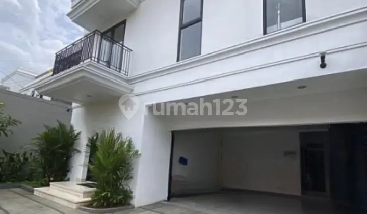 Disewakan Rumah Mewah 3 Lantai di Area Senopati Kebayoran Baru Jakarta Selatan Std678
