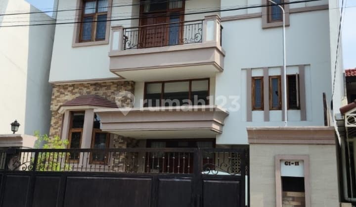 2.5-Story House Fully Furnished in Green Garden, West Jakarta.