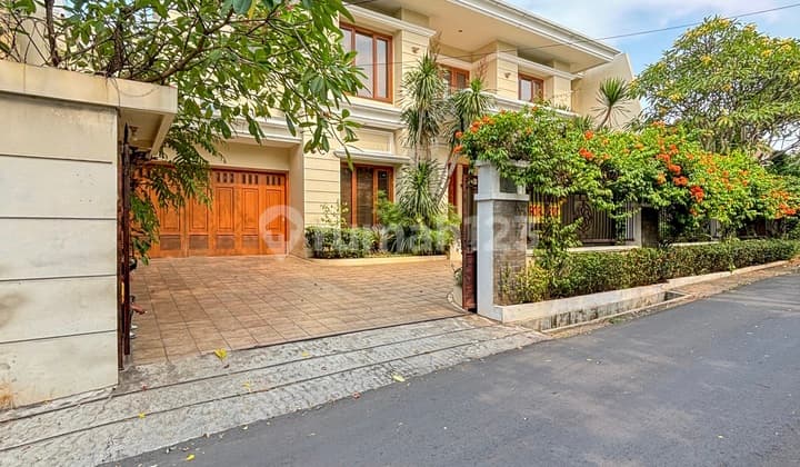 For Rent/Lease Beautiful, Spacious, and Ready-to-Occupy House with Tropical Concept in Pejaten Barat area, South Jakarta