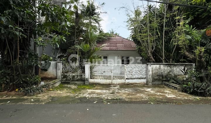 Harga Menarik Senayan Hitung Tanah! Dijual Property Rumah Hunian Hitung Tanah di Area Premium Elit Strategis Cocok untuk di Bangun Ulang di Area Senayan, Kebayoran Baru, Jakarta Selatan