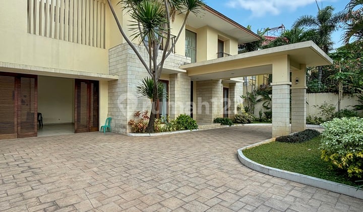 Disewakan/Dikontrakan Rumah Cantik Luas Besar Strategis dekat Kemang dan Kuningan Siap Huni Semi Furnished di Pejaten Barat, Jakarta Selatan