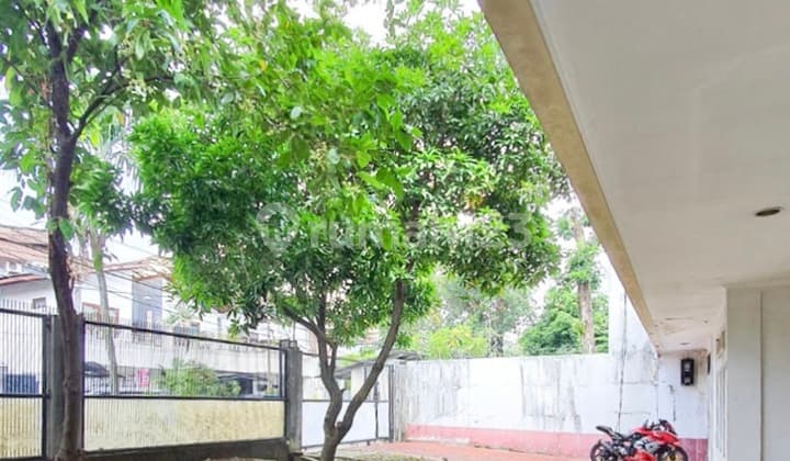 For Sale Old Building House, Land Counts, Suitable for Rebuilding in Prime Area, Strategic Location near Senopati Cikajang on Cipaku Street, Kebayoran Baru, South Jakarta.