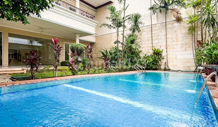 Rumah Swimming Pool dan Backyard Cantik Luas di Pondok Indah, Jakarta Selatan
