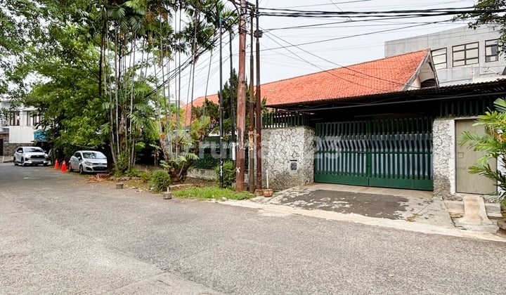 HITUNG TANAH!! Rumah Hitung Tanah di area Kebayoran baru, at JL HANG LEKIU Jakarta Selatan
