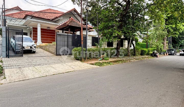 For Sale Well-Maintained House with Spacious Land in a Strategic Location in Prime Elite Area, Ready to Occupy, Inside a Housing Complex on Wijaya Street, Kebayoran Baru, South Jakarta.