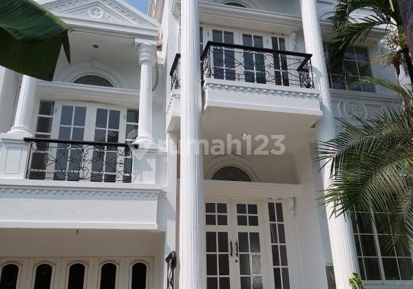 Rumah Murah 2,5 Lantai Minimalis Classic Siap Huni Dekat Gwalk Di Raffles Garden Citraland Utama Surabaya Barat