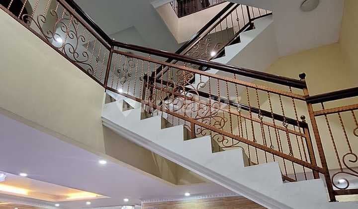 Rumah 3 Lt Ada Ruang Karoke & Kantor