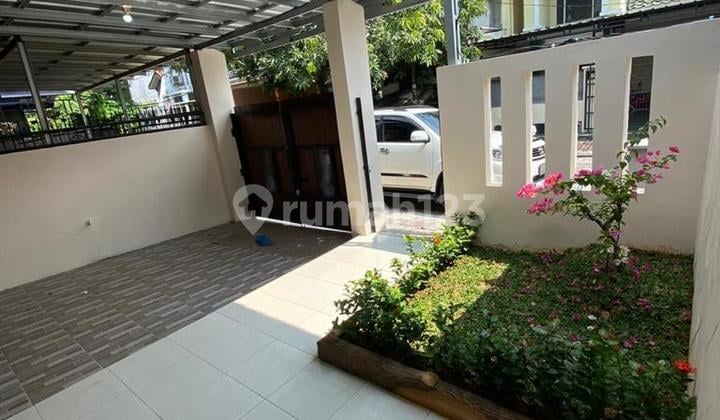 Rumah Bagus 2 1/2 Lantai di Royal di Jual Cepat