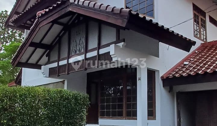 Dijual Rumah 2 Lantai . Lokasi Strategis Dekat Pintu Tol Pasteur. Jalan Suryasumantri. Univ Maranatha. Komplek Setraduta