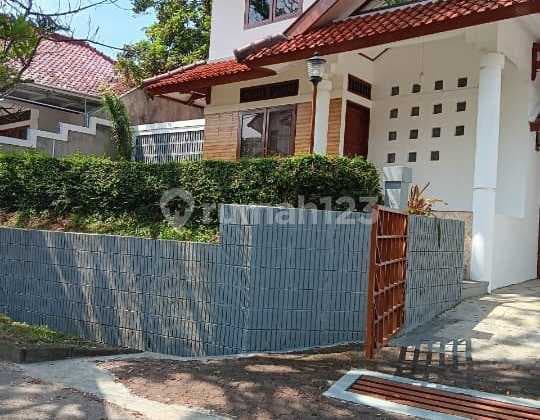 Dijual Murah Rumah Siap Huni 2 Lantai. Luas Tanah 300 M2 . Ada Halaman Belakang. Kamar Tidur 3. Komplek Fajar Raya . Cihanjuang. Cimahi Utara. Dekat Pemkot Cimahi. Rs Cibabat. Sdit Nur Ar Rahman. Asih Putra.