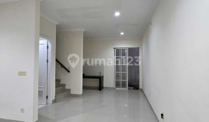 Rumah dengan Nuansa Eropa di Green Lake City