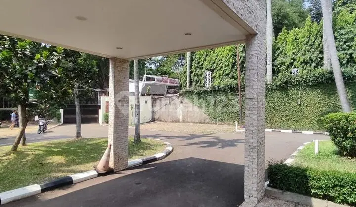 Disewakan Rumah Cocok untuk Kantor dengan Parkiran yang Luas