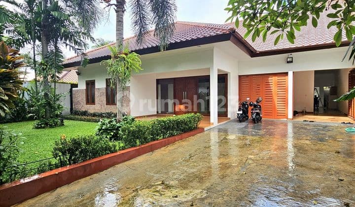 Disewakan Rumah Satu Lantai Semi Furnished Asri dengan Halaman yang Luas