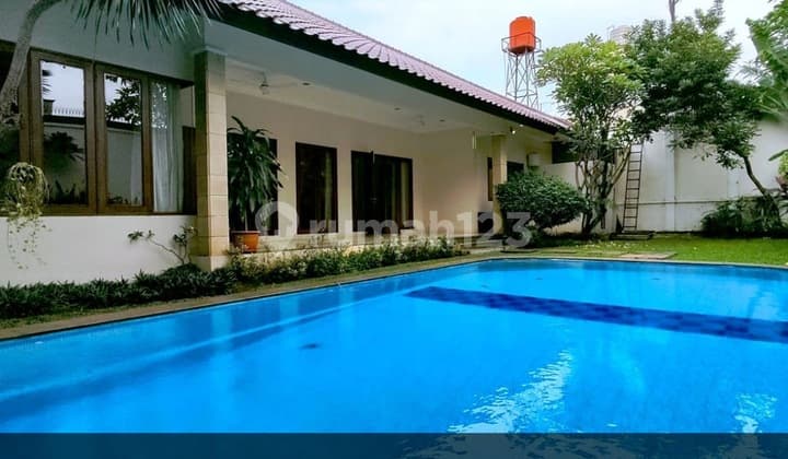 For Rent Rumah Satu Lantai dengan Garden yang Luas Cocok untuk Expart