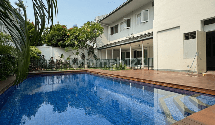 Disewakan Rumah Modern Tropical Semi Furnished di Jakarta Selatan